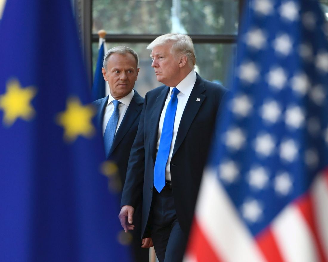 European Council President Donald Tusk (L) speaks to US President Donald Trump (R) as he welcomes him at EU headquarters, as part of the NATO meeting, in Brussels, on May 25, 2017. / AFP PHOTO / EMMANUEL DUNAND