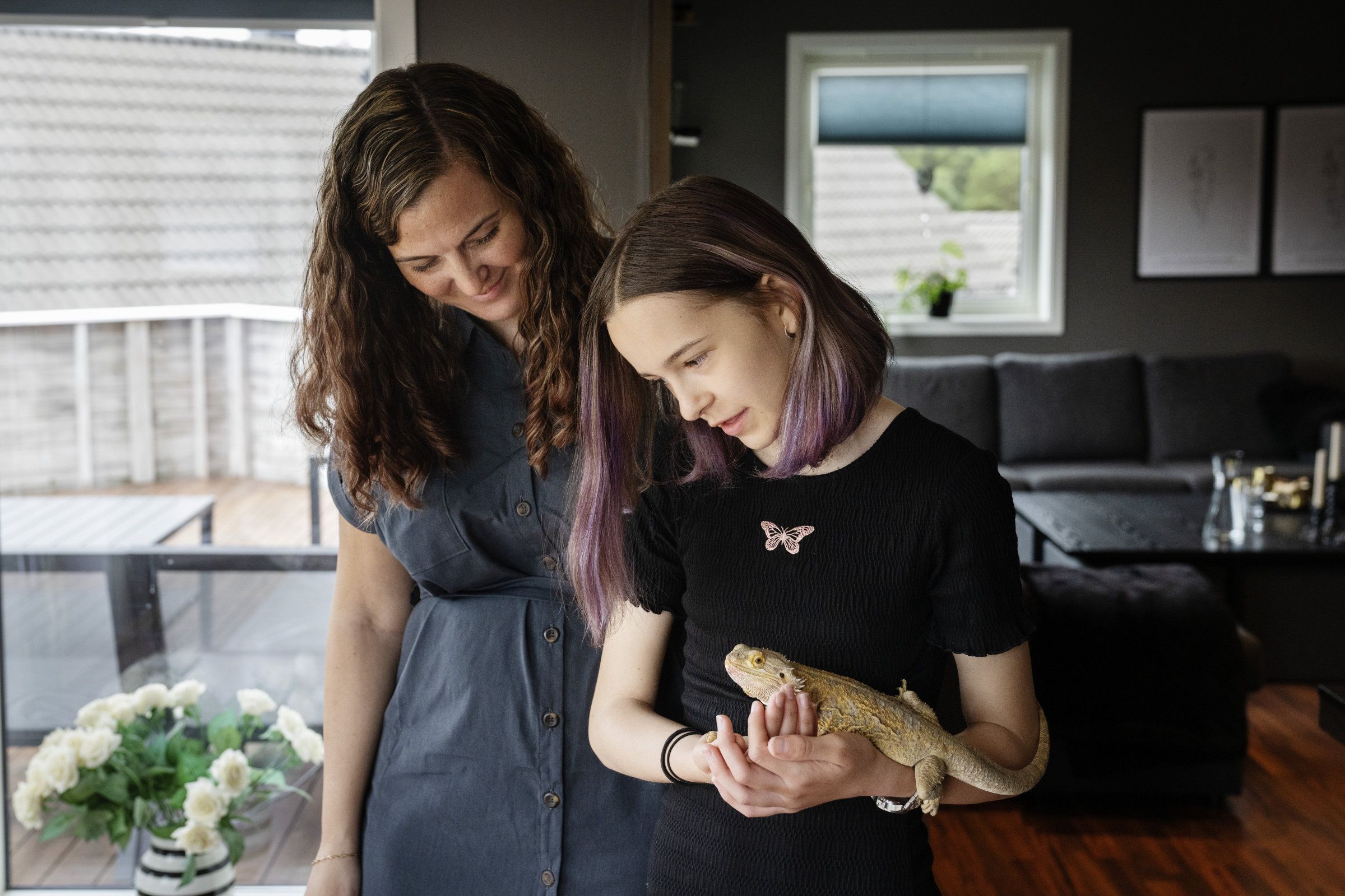 16.06.2021: Susanne Svendsen Bukkøy fikk avkortet utbetalingene fra NAV etter nye regler. Etter flere hofteoperasjoner er hun midlertidig ufør. 
 Velferdskutt. 
  
 Foto: Marie von Krogh