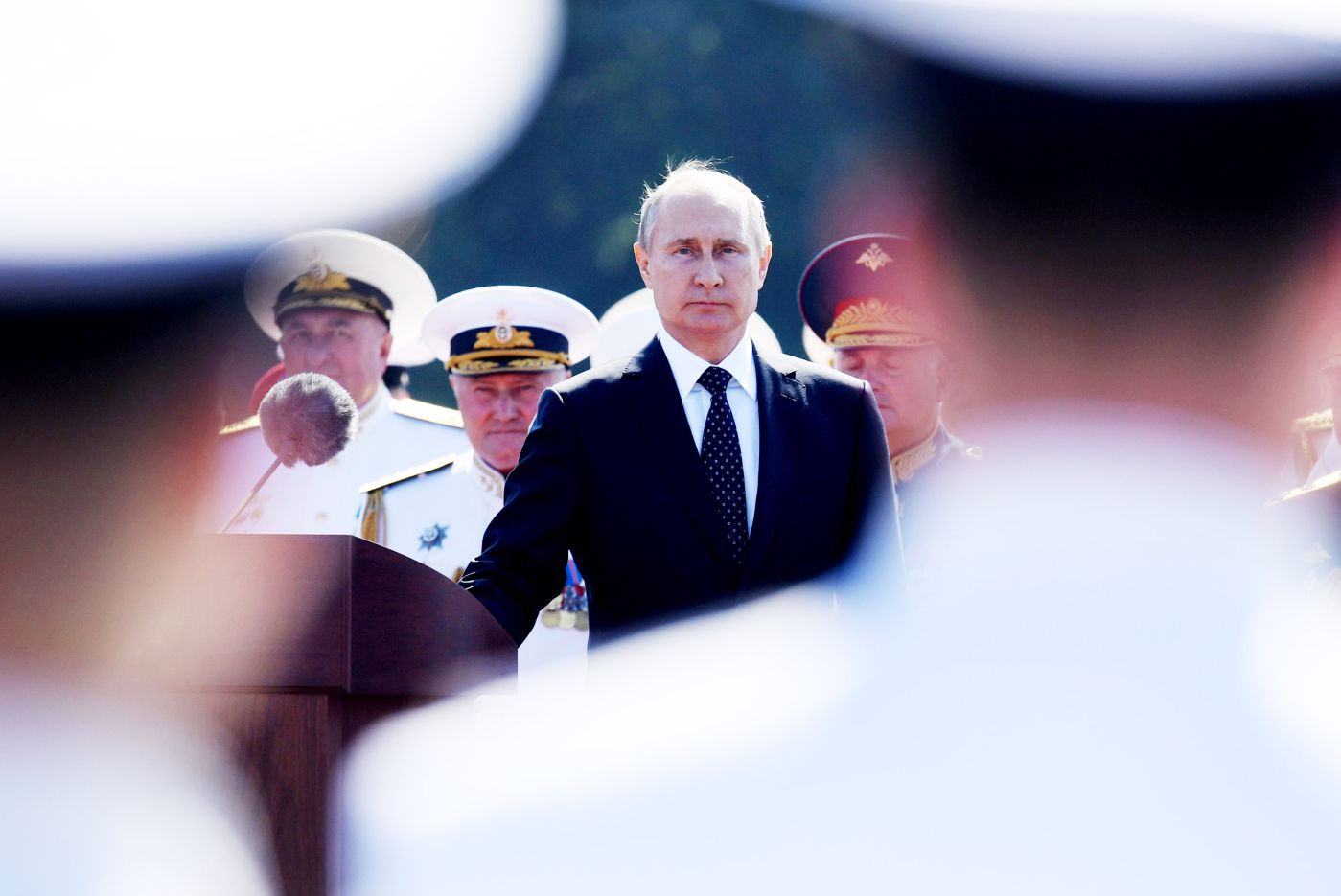 TOPSHOT - Russian President Vladimir Putin attends the Navy Day parade in Saint Petersburg on July 29, 2018. / AFP PHOTO / Kirill KUDRYAVTSEV