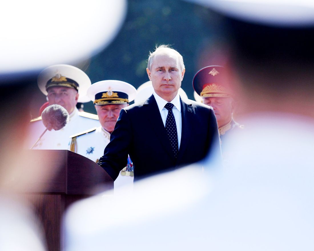 TOPSHOT - Russian President Vladimir Putin attends the Navy Day parade in Saint Petersburg on July 29, 2018. / AFP PHOTO / Kirill KUDRYAVTSEV