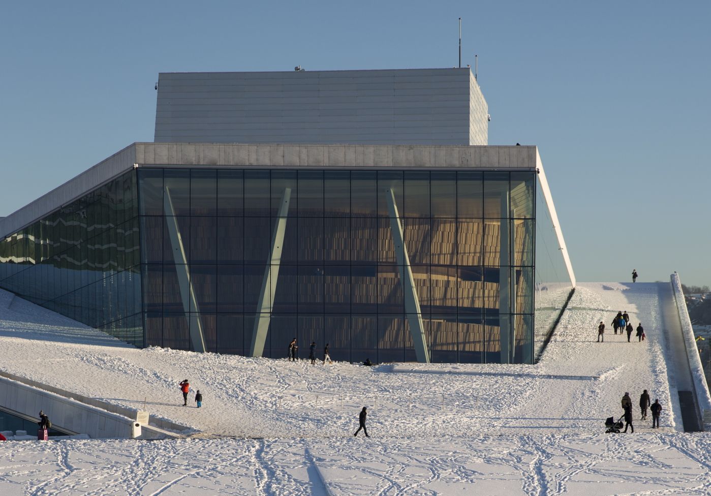 Operaen i Bjørvika. Vinter, is, sol. 
  
 Foto: Tom Henning Bratlie