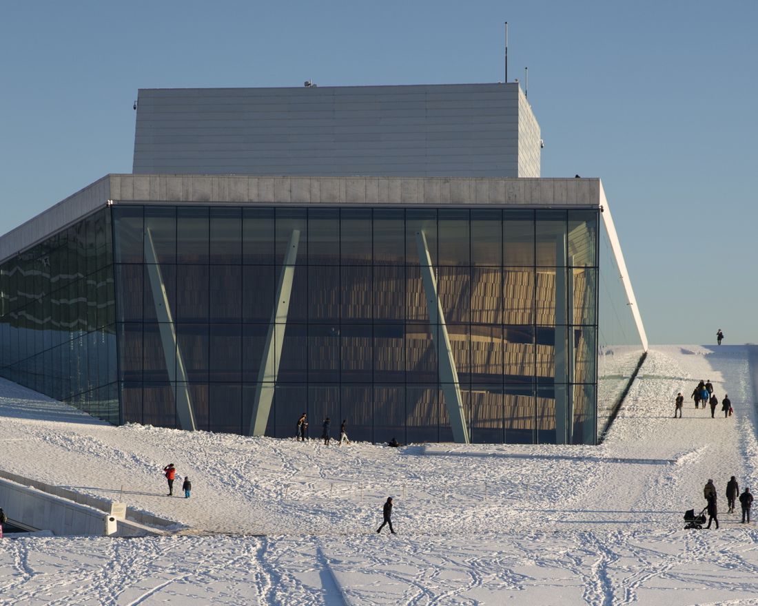 Operaen i Bjørvika. Vinter, is, sol. 
  
 Foto: Tom Henning Bratlie