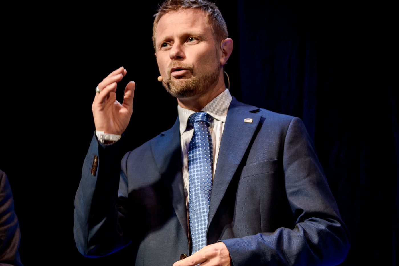 Høyres valgvake - Nestlederne Jan Tore Sanner og Bent Høie på talerstolen etter valgdagsmålingen. Foto: John Trygve Tollefsen.