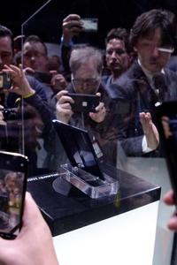 STRIDENS EPLE: Da det kinesiske selskapet Huawei presenterte 5G-telefonen «Mate X» i Barcelona i april 2019, sendte USA sine diplomater for å legge en demper på moroa. FOTO: JOSEP LAGO, AFP/NTB SCANPIX