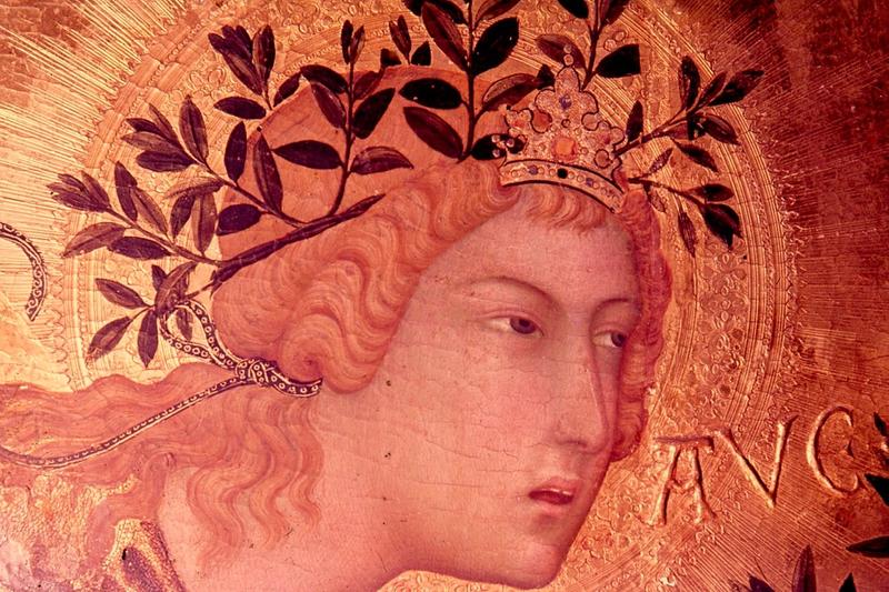 MOTIVSTEMPLING: Simone Martini utviklet stempelornamentikken i italiensk maleri rundt 1315–1320. Bebudelsen for domkirken i Siena er datert 1333. Her utsnitt av Gabriel og detalj av glorien, der åtte forskjellige motivstempler er brukt i komplekse kombinasjoner. BEGGE FOTO: ERLING S. SKAUG