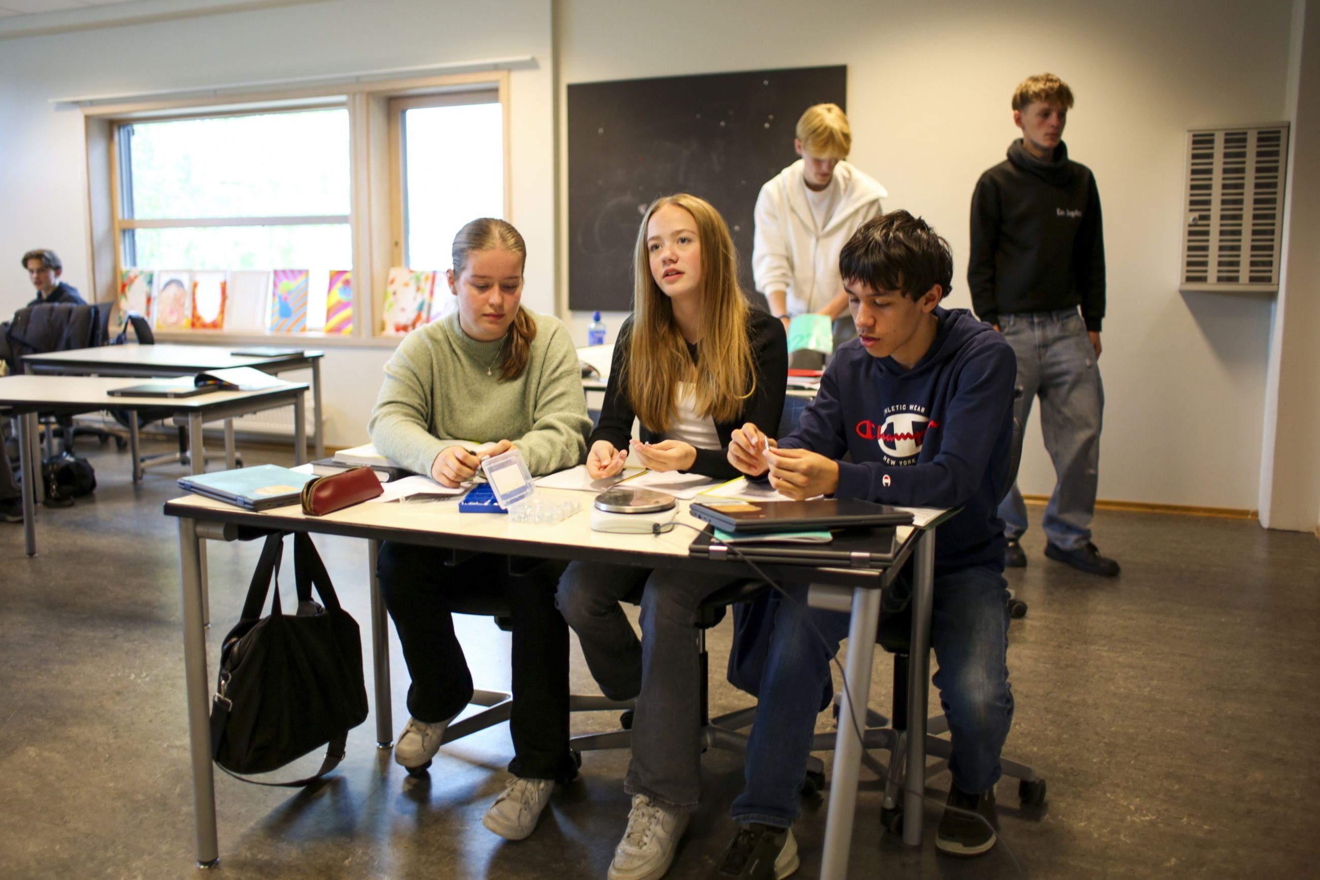 Lærer praktisk: Nora Sæther Danielsen (15), Kaia Søbstad (15) og Jonas Sundseth (14) i tiende klasse ved Flatåsen skole i Trondheim lærer ligninger med ukjente gjennom å veie skruer og muttere.