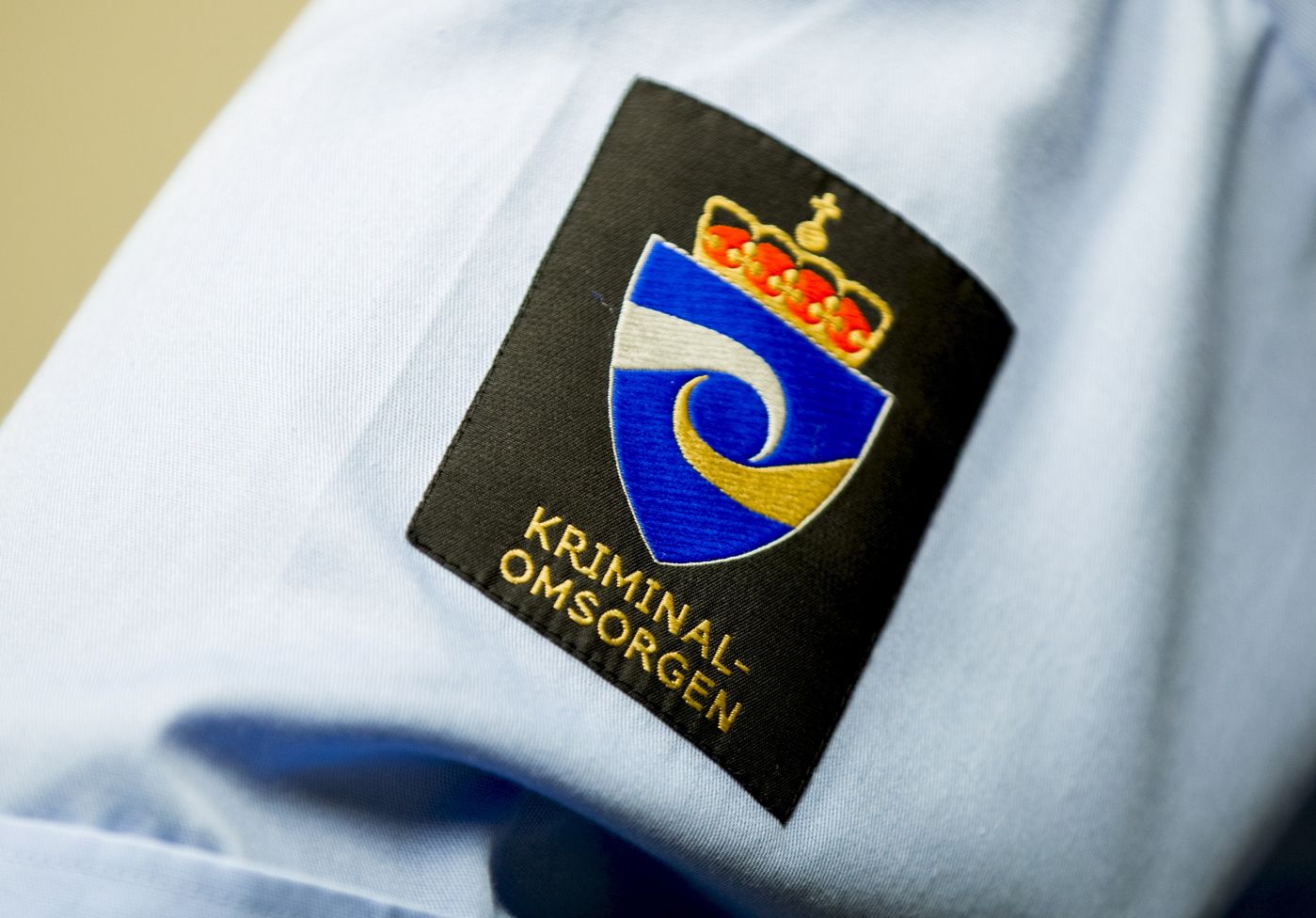 Drammen  20170727. 
 NÊrbilde av skjorten til fengselsleder Runar Jenserud ved Drammen fengsel. Soningsforholdene har blitt utbedret med toalett og vask p 
 cellene etter at de innsatte tidligere har m 
 ttet bruke dobØtter i ti til tretten timer av dØgnet. Kriminalomsorgen. 
 Foto: Vegard Wivestad GrØtt / NTB scanpix