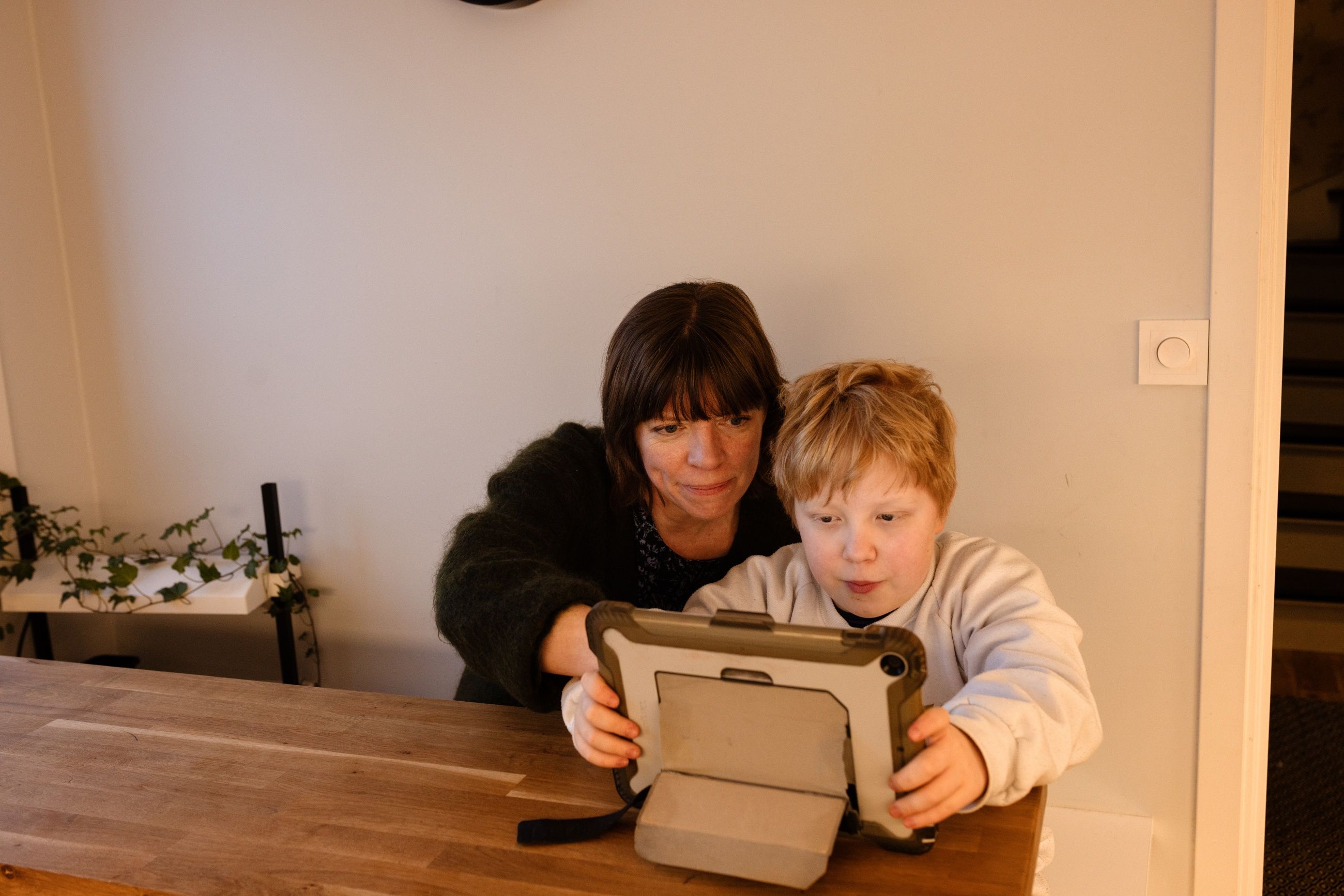 NOK? Jonah og mamma Gunnell Sandanger er ikke helt enige i debatten om skjermtid.