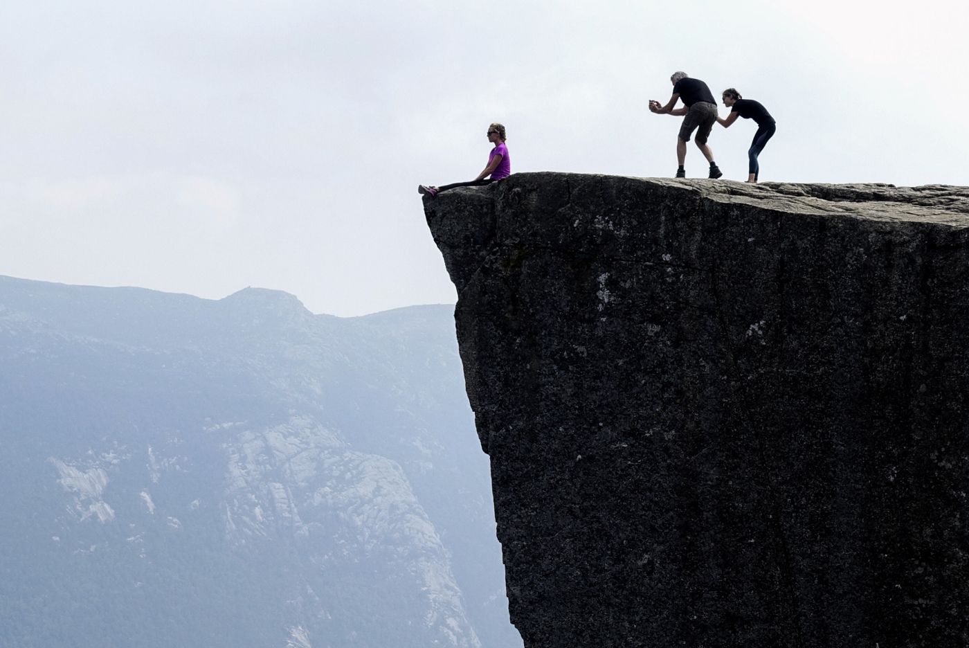 Preikestolen  20180715. 
 Turgåere fotograferer på kanten av Preikestolen. Over 250 000 mennesker tar hvert år turen opp til fjellplatået på nordsiden av Lysefjorden i Forsand kommune i Rogaland. 
 Foto: Marianne Løvland / NTB scanpix