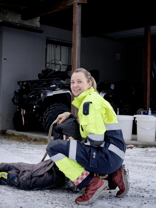 Therese Jaastad gjør det som trengs for bygda – for eksempel å lede brannvesenet. 
