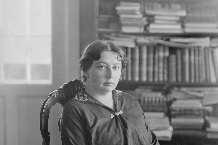 I et essay fra 1937 går Sigrid Undset inn i kjernen av Norges trosskifte – ikke som en fredelig overgang, men som et brudd med en gammel verden.