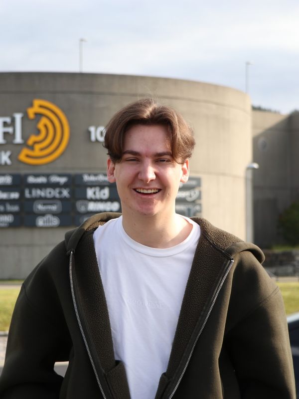 I sommer skal Noah Sellevoll (20) kreve at Jens Stoltenberg tar tak