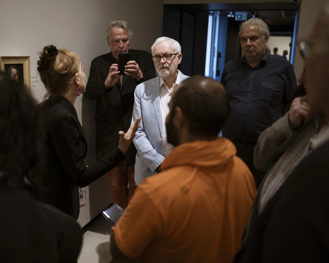 Skrik: Da Jeremy Corbyn var i Oslo, tok han turen til Munchmuseet. Bak ham står filmskaper Erling Borgen.