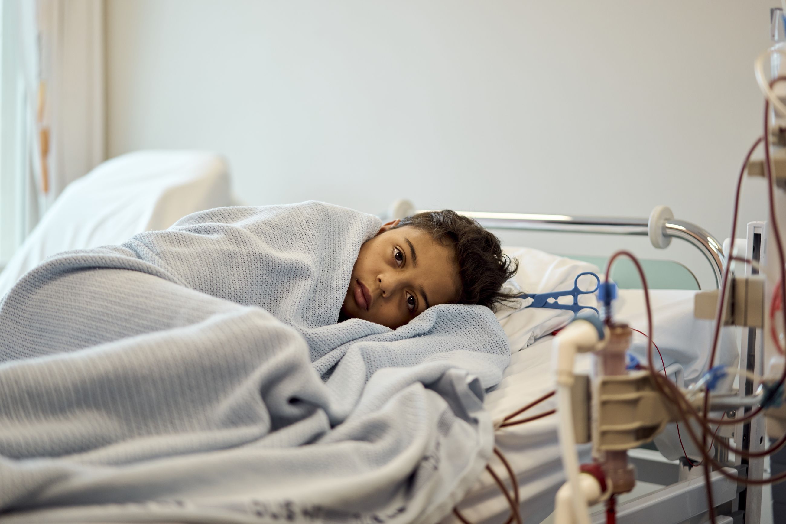 LENGTER: På Rikshospitalet i Oslo får Mohammad dialyse­behandling tre ganger i uka, fire timer om gangen. Faren fikk reise med sønnen ut av Gaza.