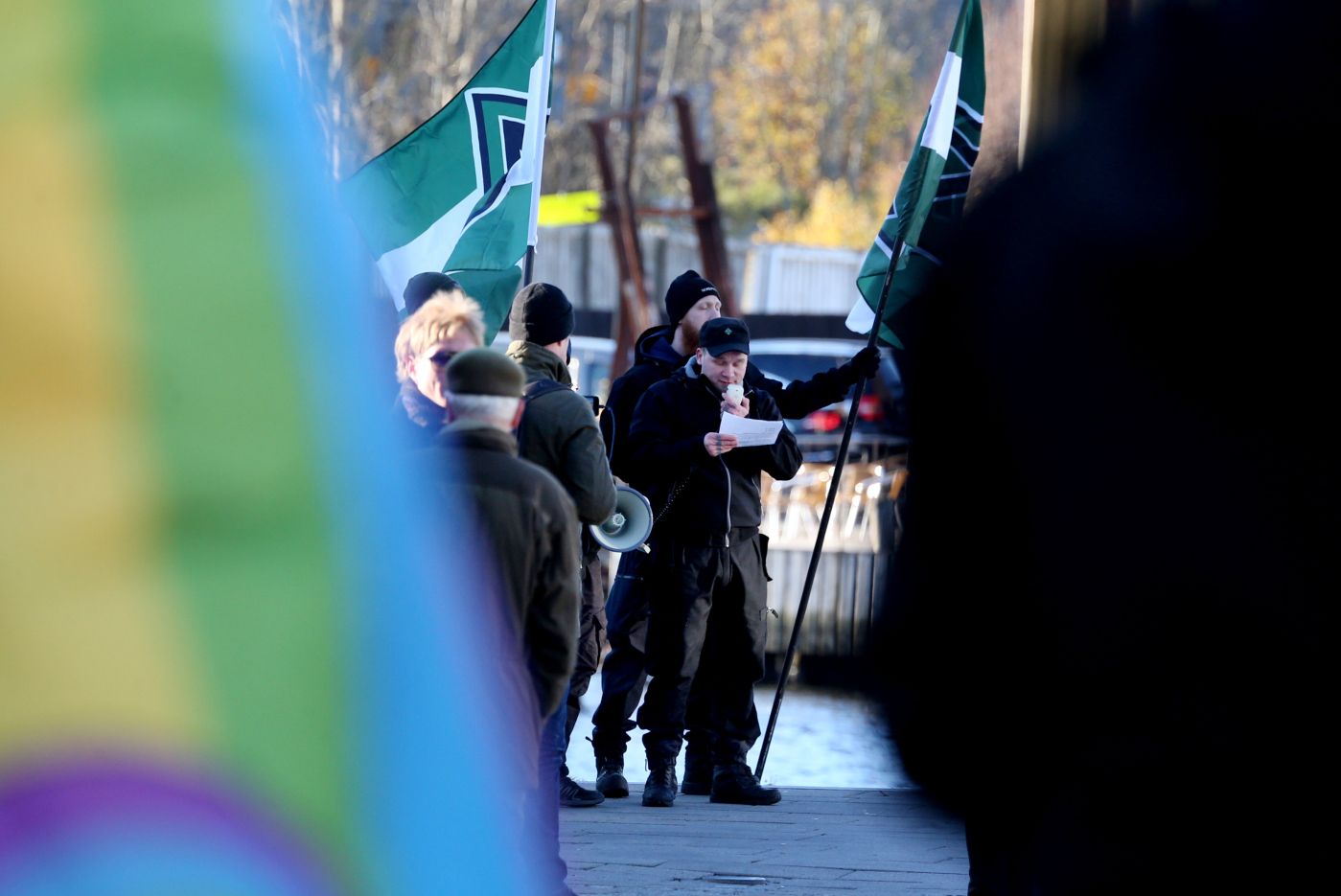 Fredrikstad  20181027. 
 Den nordiske motstandsbevegelsen (DNM) har fått innvilget søknaden om å holde to torgmøter i Østfold denne lørdagen. Her holder de det første møte, på Fisketorget i Fredrikstad på formiddagen.. 
 Foto: Ørn Borgen / NTB scanpix