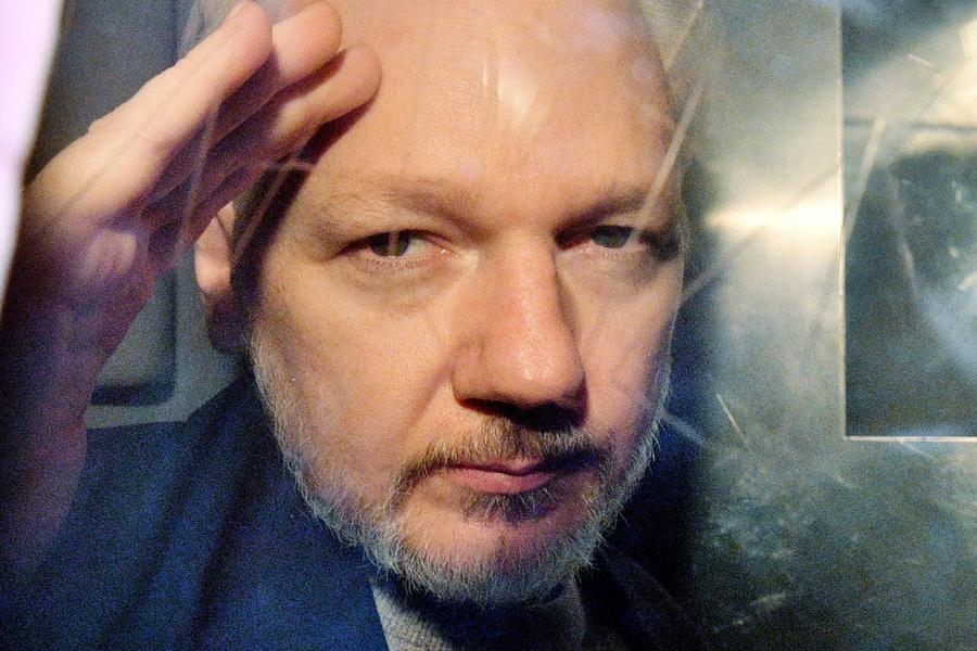Trumps justisdepartement utvider tiltalen mot Assange.