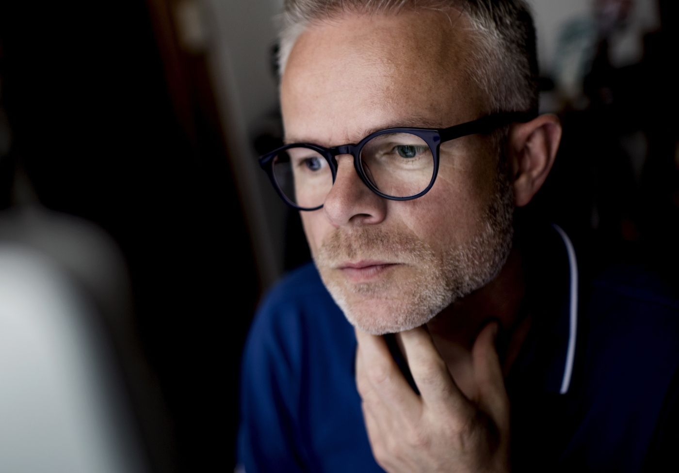 Forfatter Tore Renberg har begynt å skrive på nynorsk. Han tar oss med en runde i Stavanger. Her: Renberg jobber med ny bok.