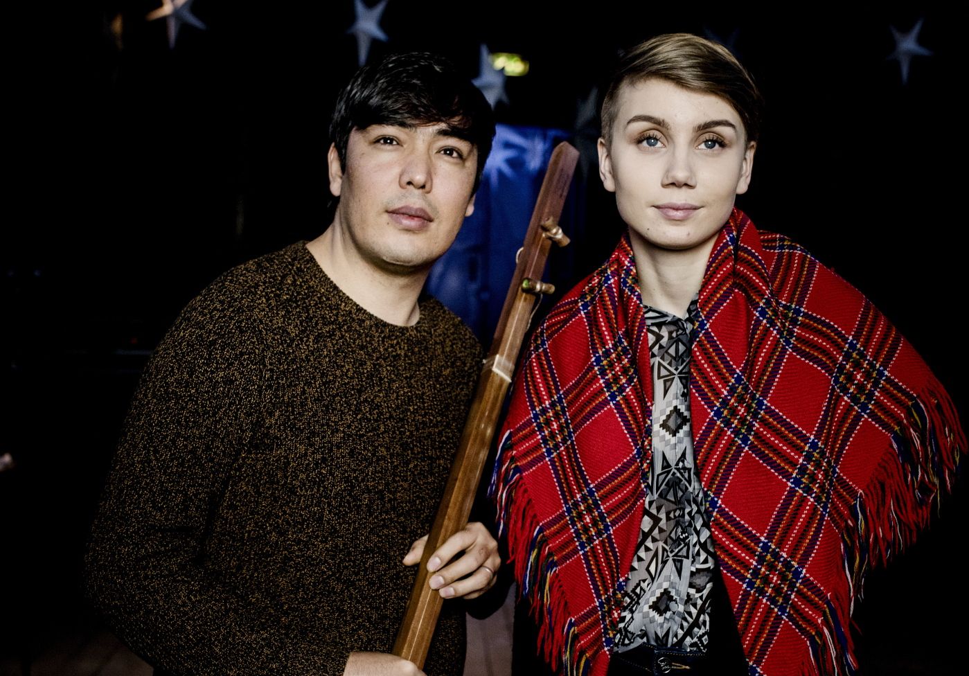 Organisasjonen SAFEmuse, som arbeider med fribyer for forfulgte musikere, filmer denne dagen et møte mellom Ella Marie og den afghanske Hazara-musikeren Hamid Sakhizada