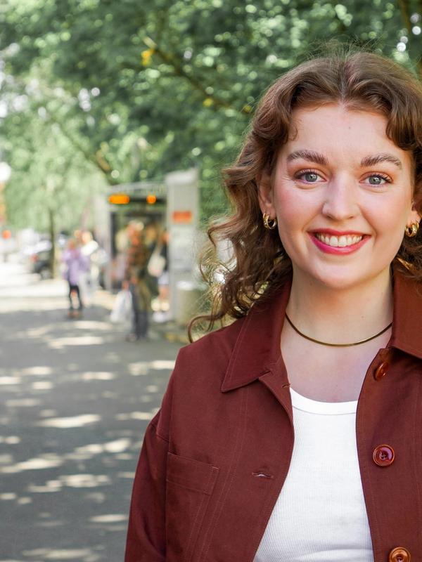 Når hun ikke er politiker, underviser Anna Dåsnes (24) flyktninger og innvandrere i norsk. Selv beskriver hun seg som Senterpartiets verste mareritt.