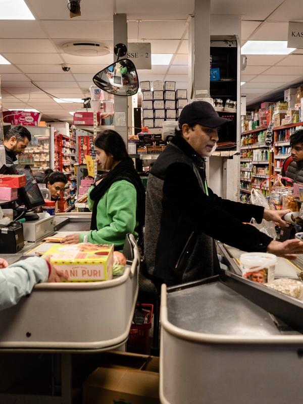 Hos Farooq Ahmed koster en ketsjupflaske ti kroner mer enn på Kiwi. Likevel selger han den med tap. Nå setter han sin lit til nye konkurranseregler for dagligvarebransjen.