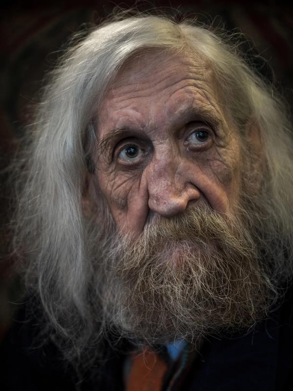 Han var med å knekke kommunismen, men sitter selv igjen med en knekt nese