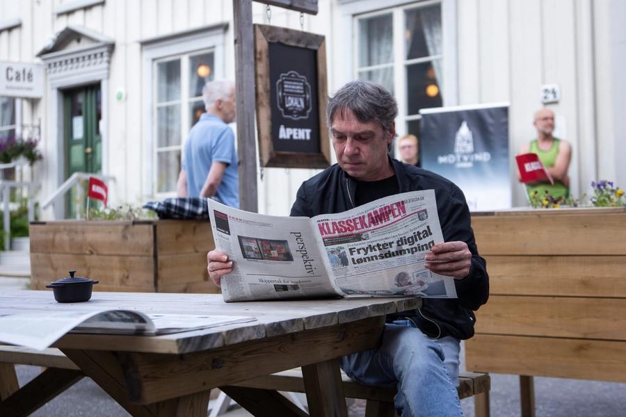 Det skal være aviser i husan.