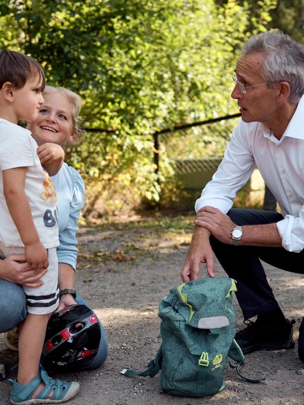 Stoltenberg (Ap) advarer mot prissjokk for barne­familiene