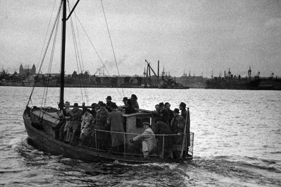 De steile frontene i debatten om Marte Michelets nye bok blir lagt merke til i Sverige og Danmark.