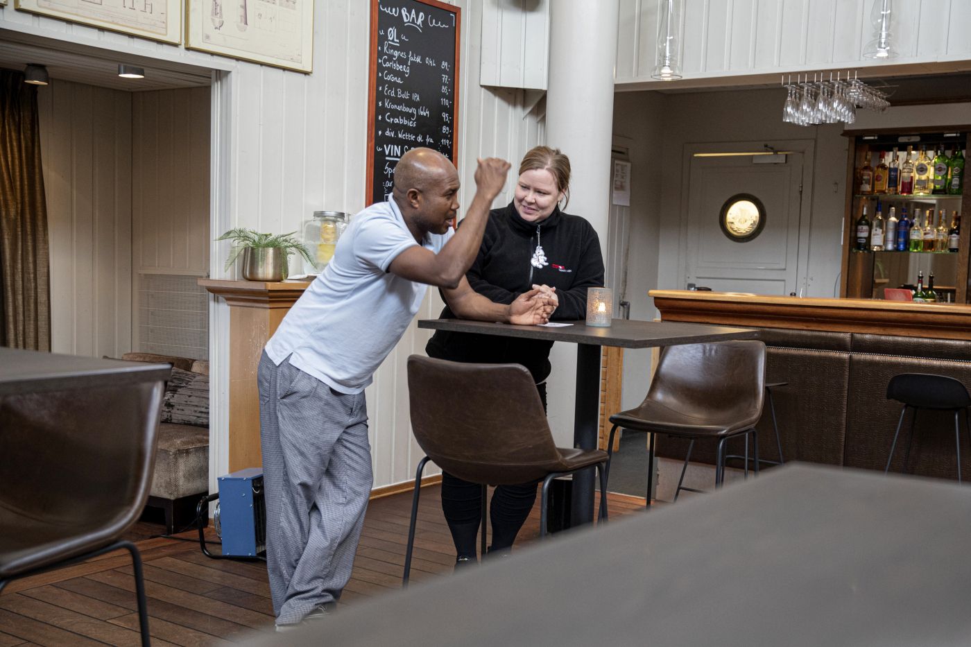 Vårens tariffoppgjør i hotell og restaurant kan bli konfliktfylt. Uwede Oghenekome Steve jobber i oppvasken på Leangkollen hotell i Asker, og får informasjon om oppgjøret og mulig streik, av hotell- og restauranttillitsvalgt Merethe Solberg i Fellesforbundet. 
  
 Foto: Tom Henning Bratlie