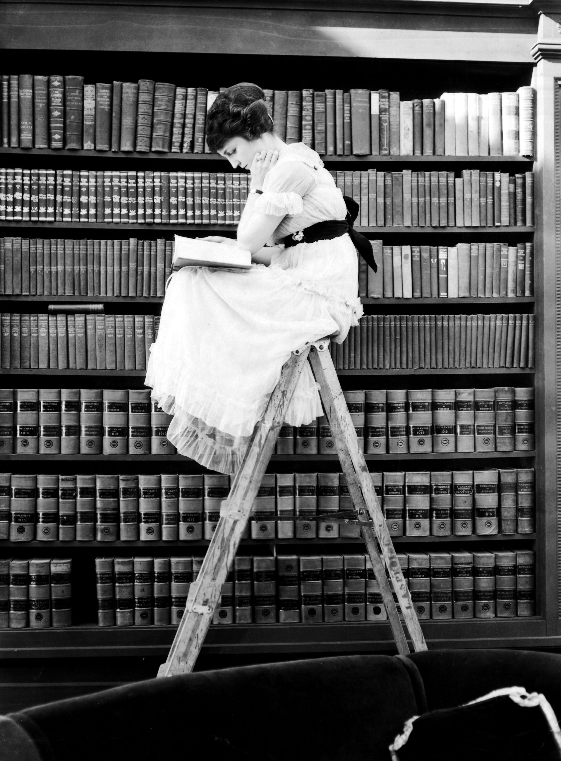 Читать книги 20 века. Книга человек. Девушка с книгой. Девушка в библиотеке. Фотосессия в библиотеке.