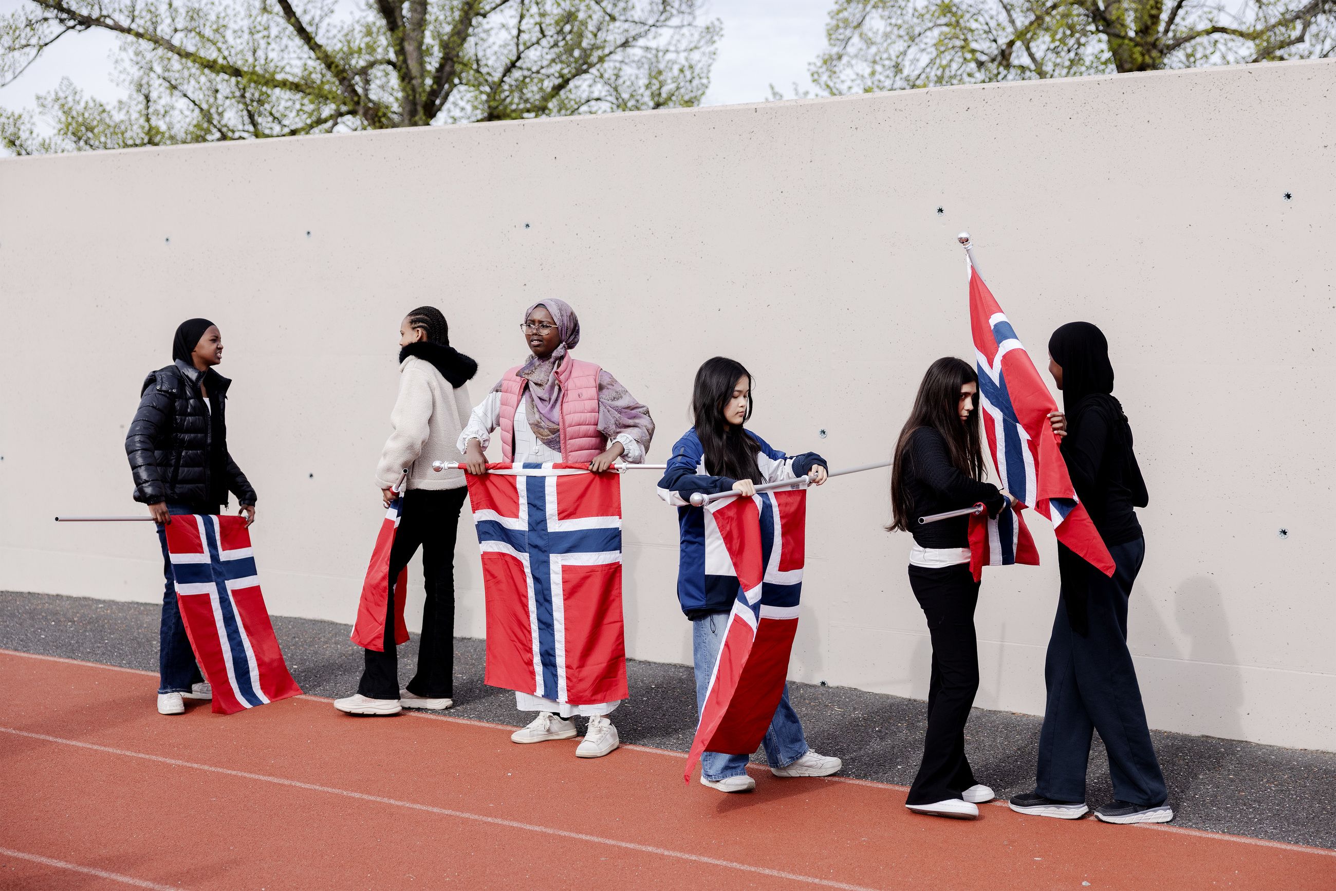 ØVELSE: Sjuendeklassinger ved Sandesundsveien barneskole i Sarpsborg. F.v.: Selma Aden, Arsema Arefaine, Siam Abdullahi, Aliah Mabale, Kurdistan Ahmad og Safa Aden.