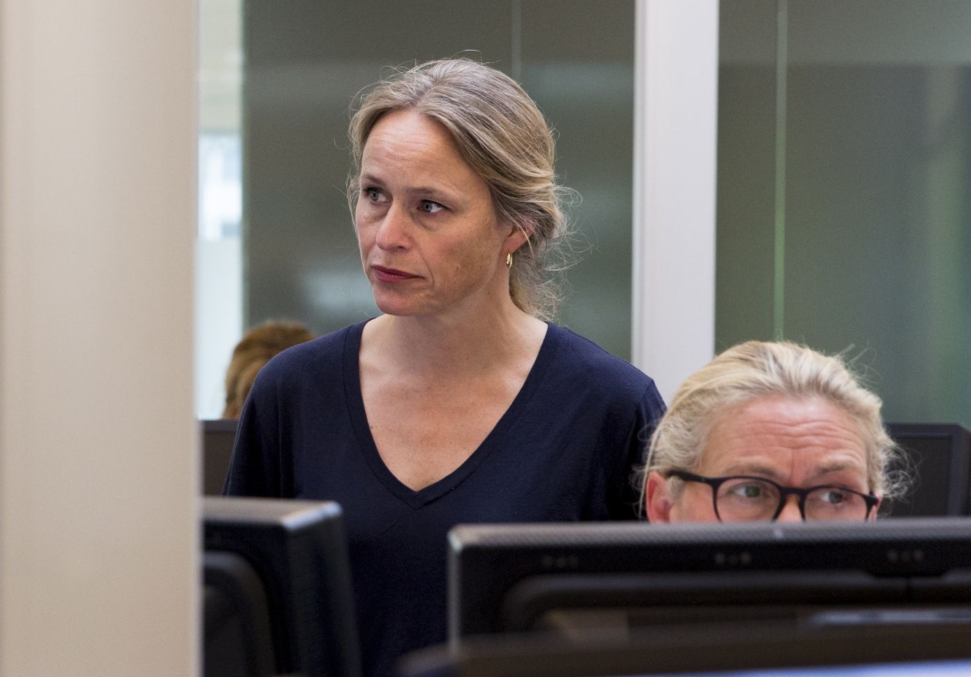 Nye tall viser at mange tusen abonnenter av de meningsbærende avisene risikerer å stå uten avis på lørdager etter at regjeringa ga lørdagsombæringa til Kvikkas. Nationen er en av avisene som blir rammet, her ved redaktør Irene Halvorsen som diskuterer morgendagens forside. 
  
 Foto: Tom Henning Bratlie