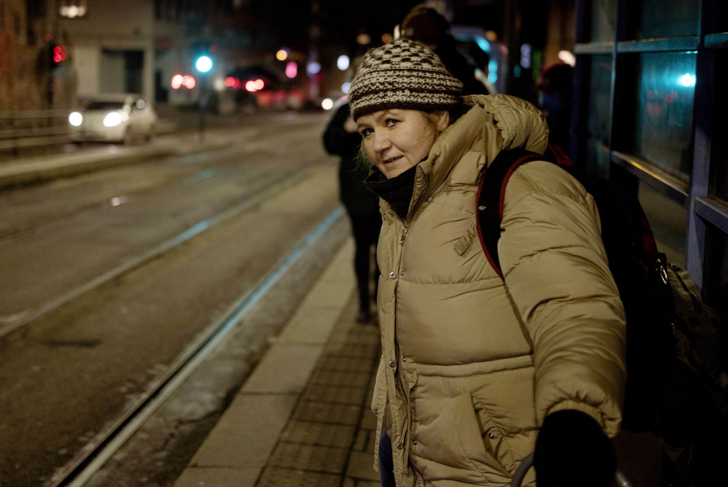 Norgima Asanovska og kameraten møtes klokka halv åtte hver fredag utafor Kiwi på Sinsen, før de går sammen ned til Grønland for å vente på en pos mat fra Fattighuset.