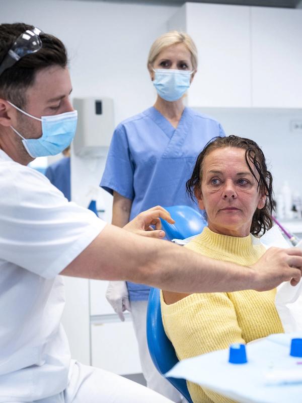 Nordmenn kan få støtte av staten til tannbehandling på klinikker i utlandet, men løper en stor risiko hvis noe går galt.