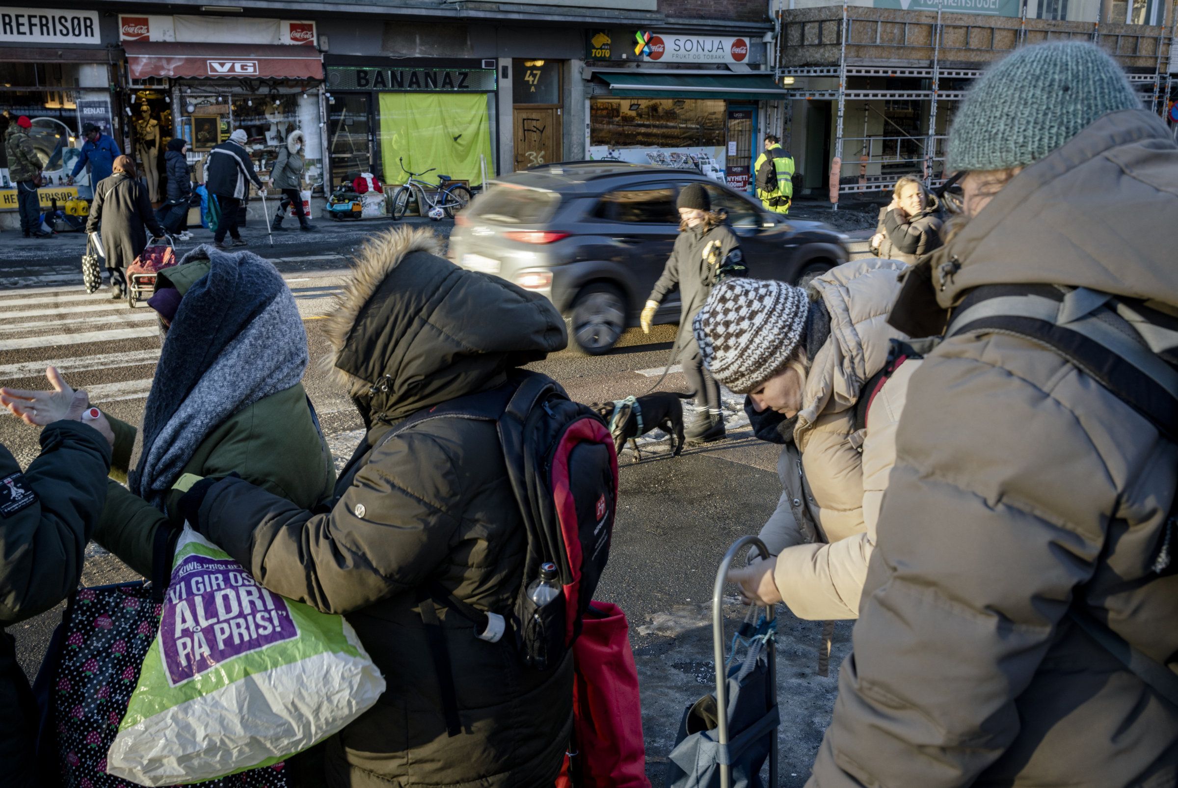 I 2021 har køene ved matutdelingen til Fattighuset i Oslo vært rekordlange. Klasskampen har gjennom over to måneder besøkt matkøen. Vi har prøvd å finne ut hvem som havner der og hvorfor de ikke kommer seg ut av fattigdom og sosial nød. Køen går fra utenfor Grønland kirke. Kølapper deles ut fra kl 0900. Da åpnes også dørene i kirken; slik at det er mulig å sitte inne og varme seg før matutelingen starter kl 11.