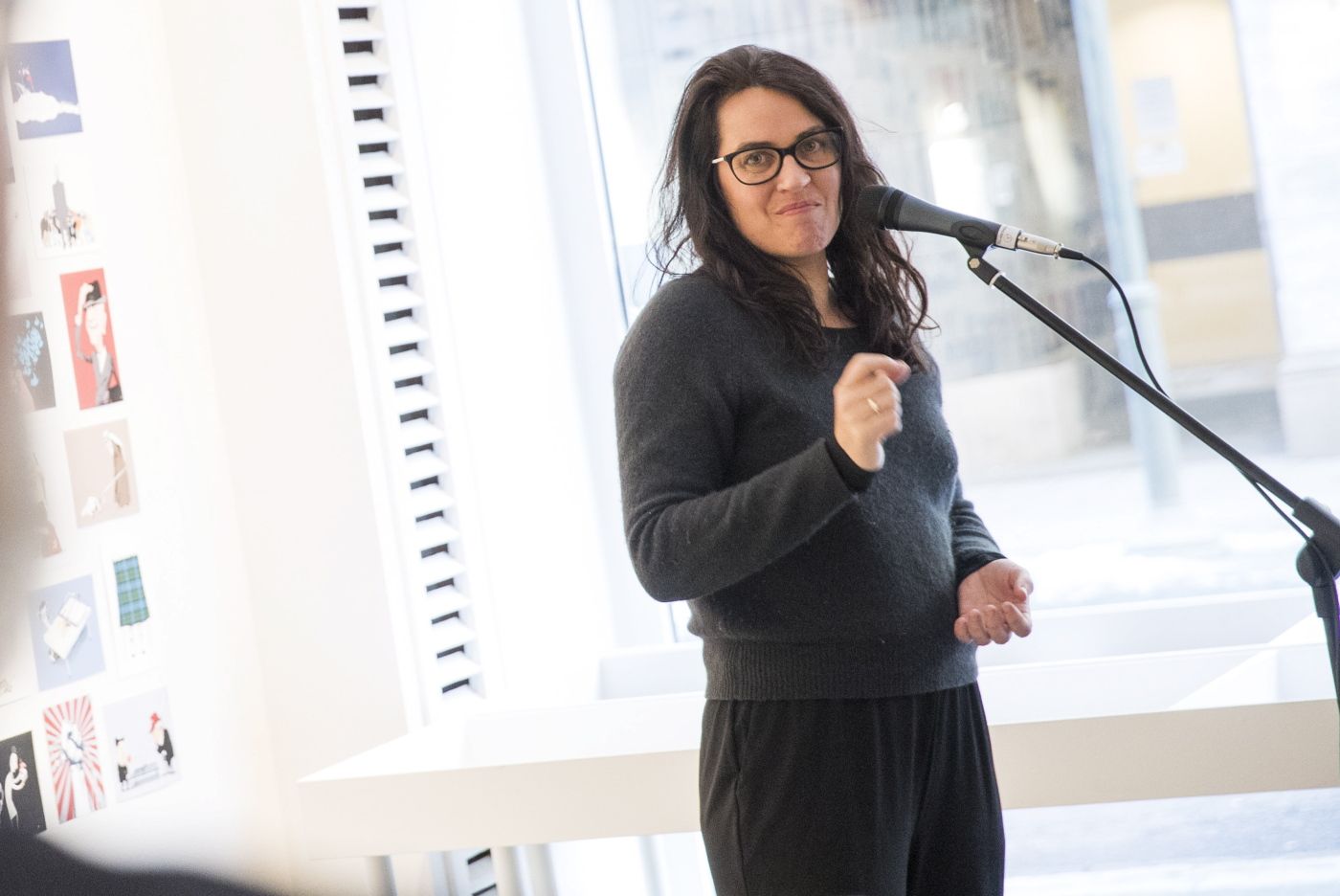 Oslo  20180315. 
 Frøy Gudbrandsen som er politisk redaktør i Bergens Tidende hilser til avistegner Marvin Halleraker under lanseringen av boken ’Satiriker med helvetesangstª og en utstilling med utvalgte arbeider hos Tegnerforbundet i Oslo torsdag. 
 Foto: Håkon Mosvold Larsen / NTB scanpix