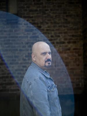 Iransk filmskaper i Norge: – Hvordan skal jeg feire og danse når folk forsøker å flykte fra bomber?