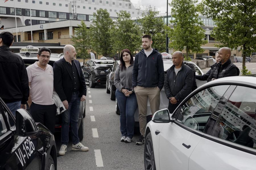 Taxisjåfører slår alarm: bønnfaller Stortinget om hjelp