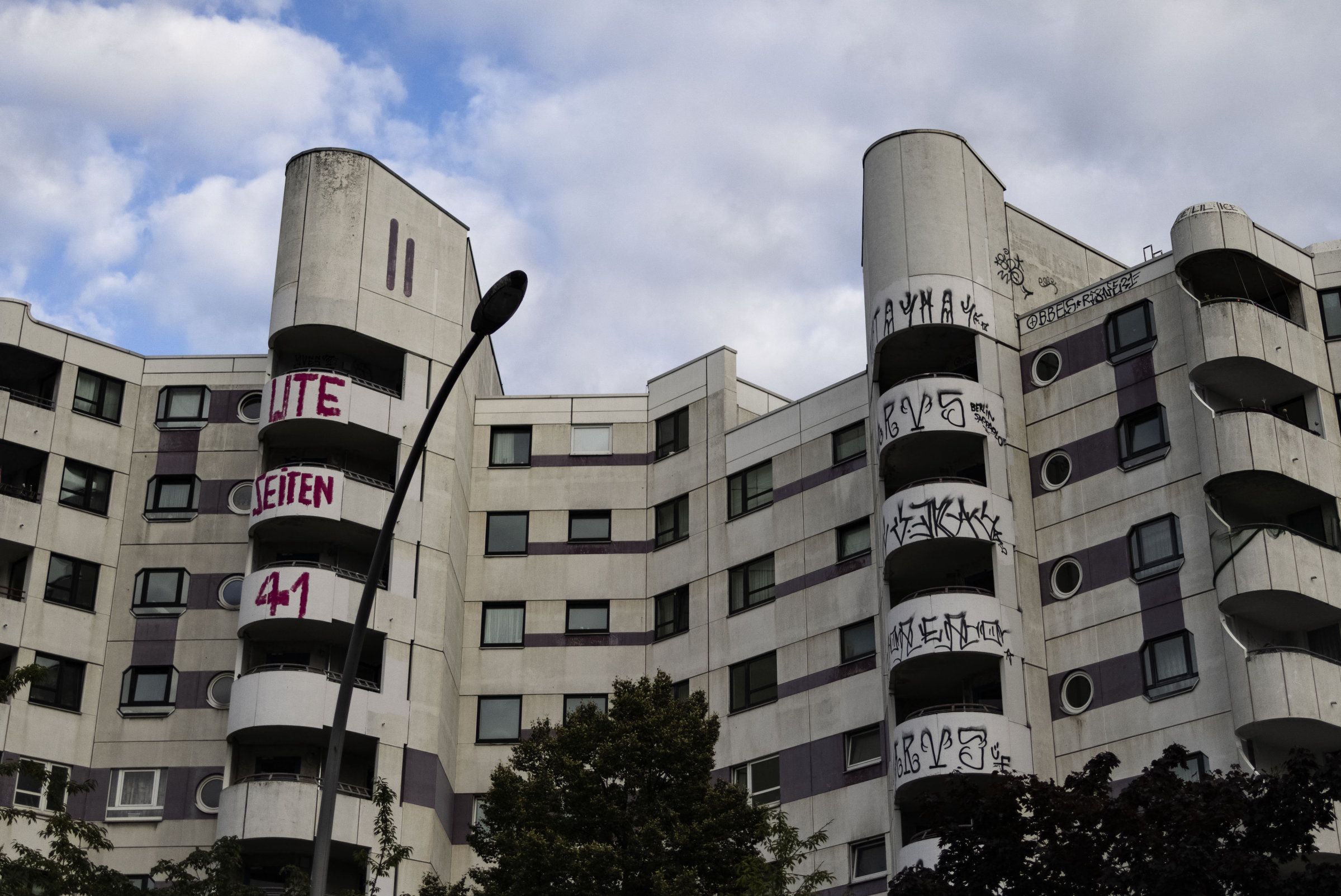 Berlin, Tyskland, 20.09.2021. Gatescenener fra Kottbusser Tor, et sted der mange av boligene kjøpes tilbake byen, men er i elendig forfattning. Bilder til reportasje om boligmarkedet i Berlin. Foto: Christopher Olssøn.