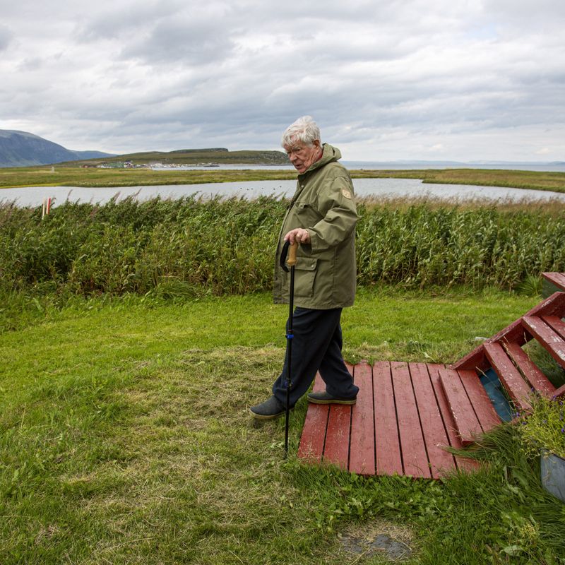 DET BLÅSER EN NY VIND: Snart skal 84 år gamle Magnar Mikkelsen rive livet opp med rota og forlate barndomshjemmet, småbruket på Veidnesklubben ved Laksefjorden i Finnmark.