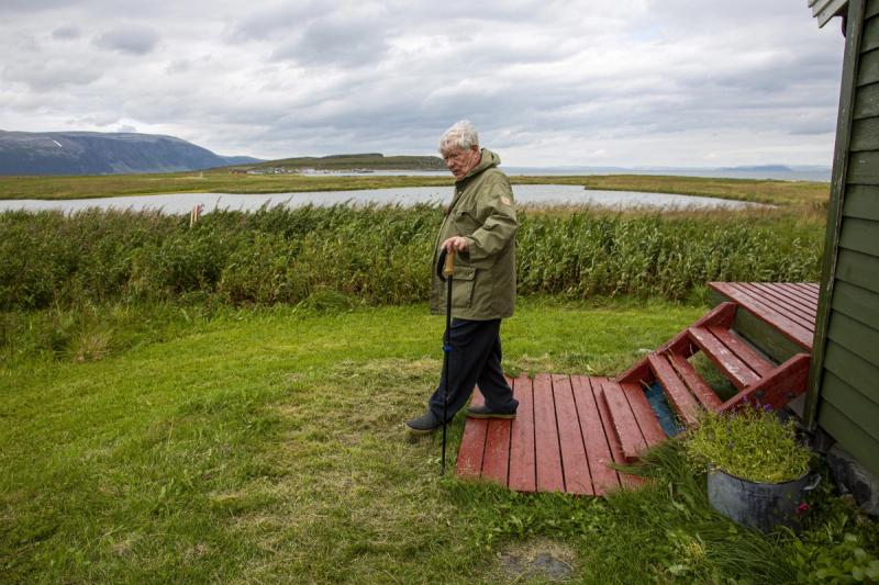 DET BLÅSER EN NY VIND: Snart skal 84 år gamle Magnar Mikkelsen rive livet opp med rota og forlate barndomshjemmet, småbruket på Veidnesklubben ved Laksefjorden i Finnmark.