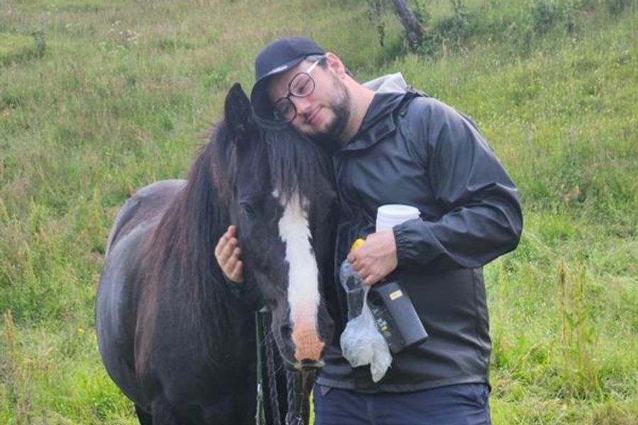 Jonas Ali Ghanizadeh (36) skal kjøre tog- og buss Trondheim–Indonesia. Men det blir etter valgkampen (og charterferien)-     