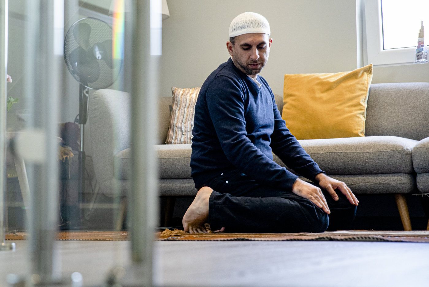 Irfan Mushtaq var forstander i Al-Noor-moskeen i Bærum høsten 2019. I august dette året tok Philip Manshaus livet av sin stesøster, før han gikk til angrep på moskeen. Hensikten hans var en blanding av å uttrykke hvit makt og å drepe så mange muslimer som mulig. Det siste fikk han ikke til, men ble heller overmannet av de få som var i moskeen og arrestert. Mai 2020 er saken oppe i retten, der blant andre Mushtaq har vitnet. 
  
 Foto: Tom Henning Bratlie