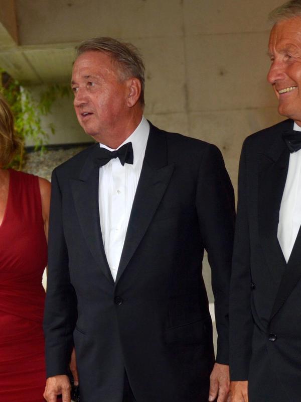 Leilegheit, luksus­feriar og «triangel»: Dette må dei Epstein-tilknytte svare for