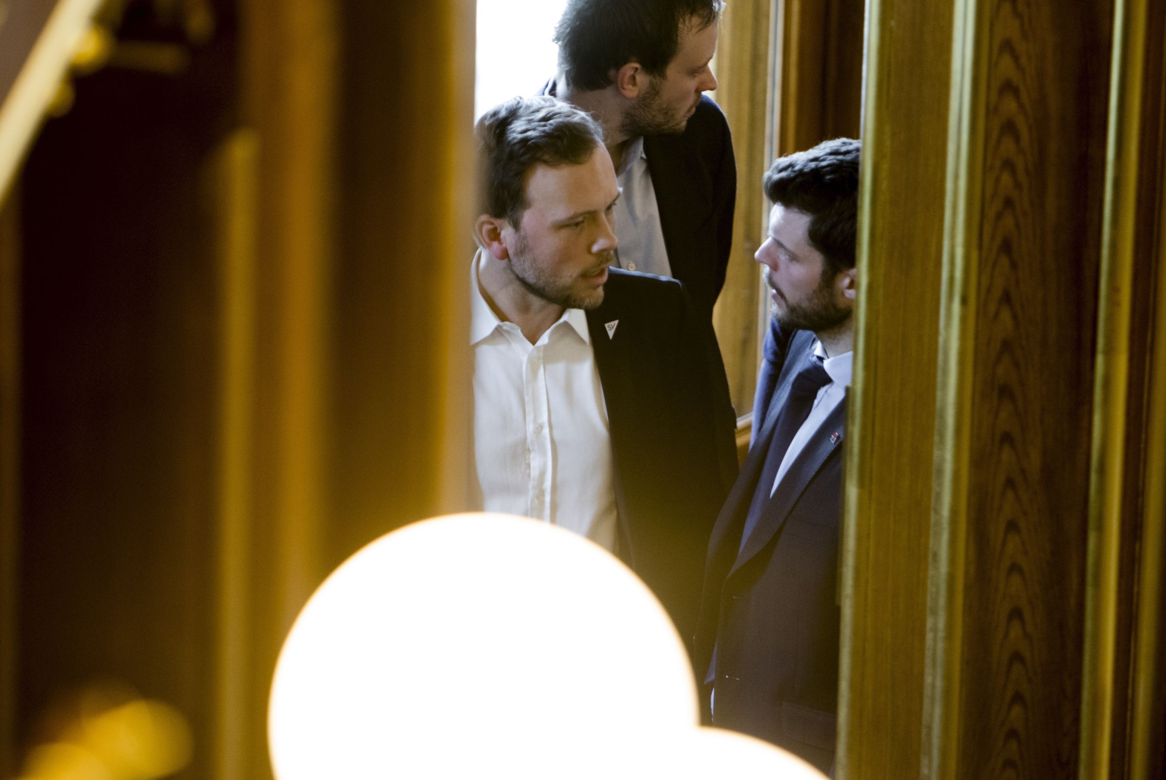 Etter et omstridt innlegg på Facebook, som i over en uke har holdt et nyhetstrykk i Norge, velger justisminister Sylvi Listhaug (Frp) å gå av som statsråd. 
  
 Bildet: Audun Lysbakken (Sv, til venstre) og Bjørnar Moxnes (R). 
  
 Foto: Tom Henning Bratlie