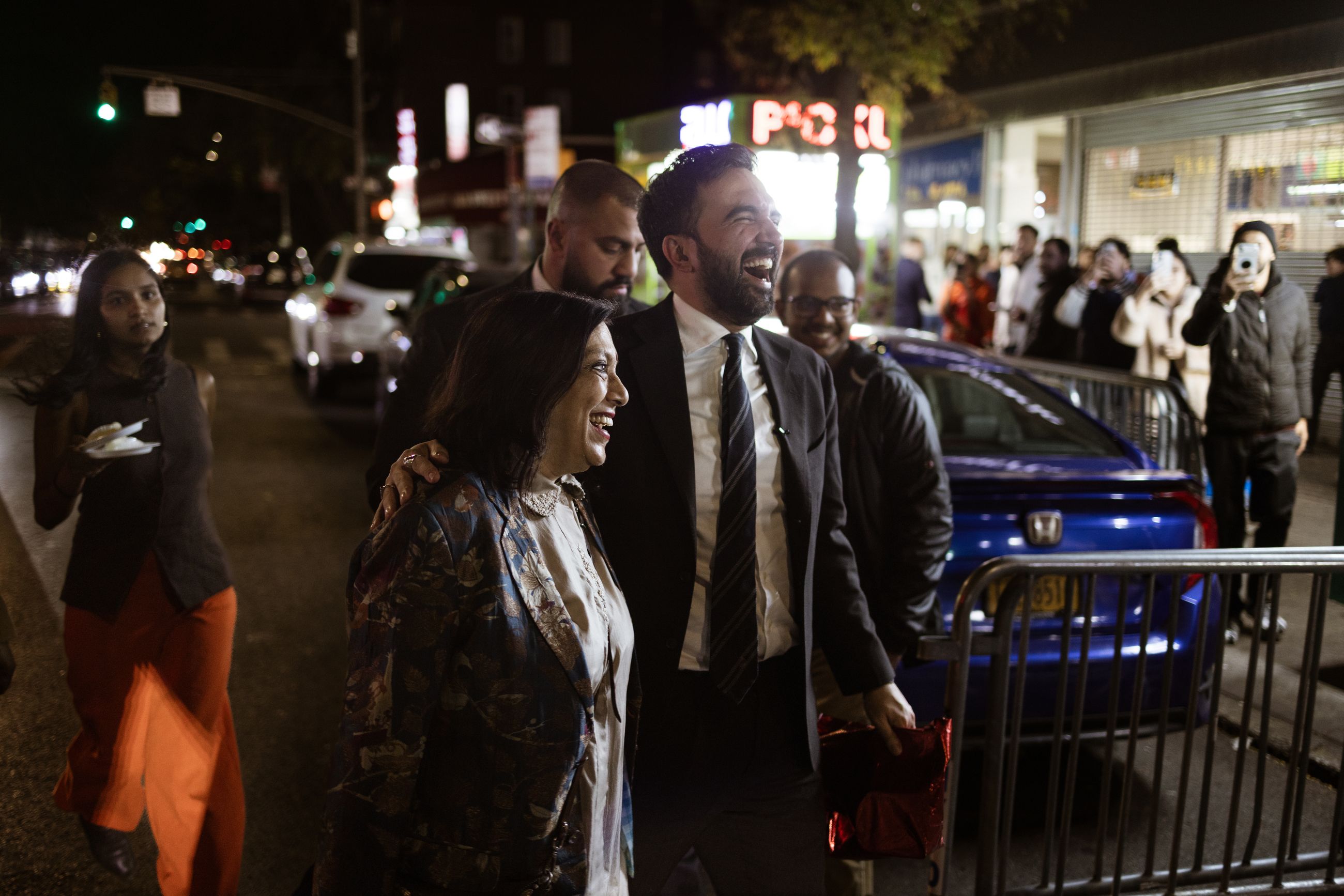 STJERNESKUDD: Zohran Mamdani driver valgkamp i New York med sin mor, filmskaperen Mira Nair. 34-åringen har kurs mot seier i ordførervalget i byen.