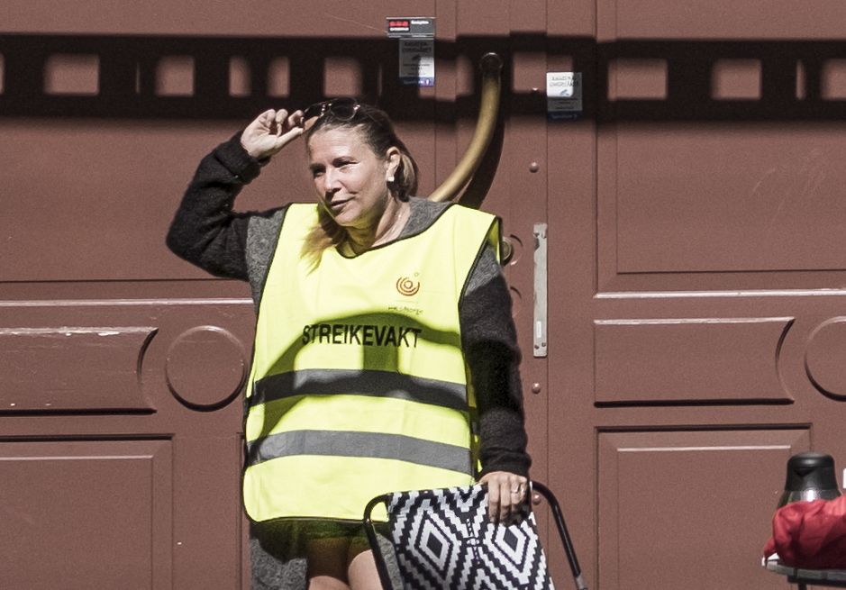 Oslo 05.06.18: Leif Jessen og Guro Kleven står streikevakt for Handel og kontor utenfor Sparebank 1 i Torggata. Foto: John Trygve Tollefsen