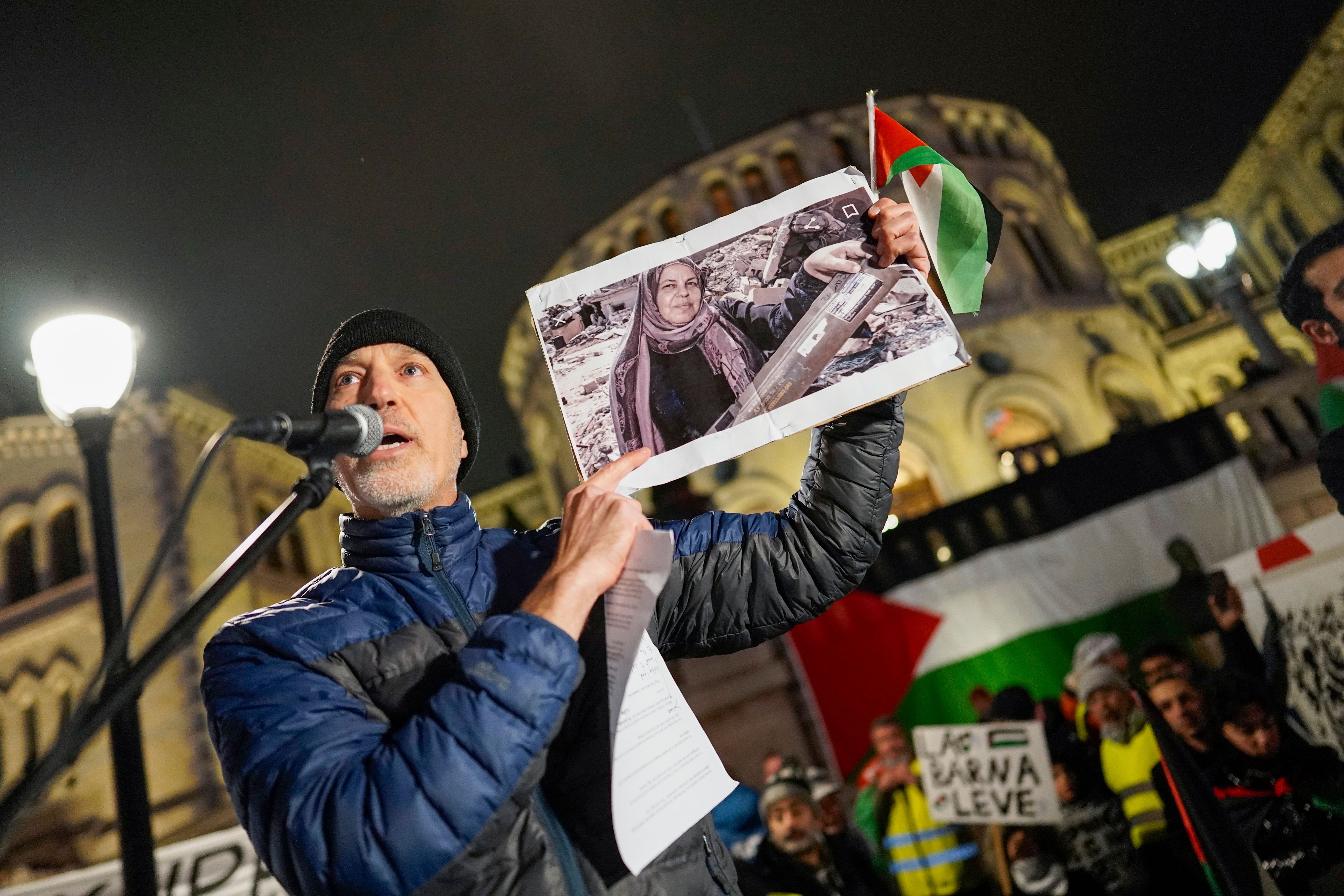 PROTEST: Yonatan Shapira holdt appell under en demonstrasjon mot krigføringen på Gaza i Oslo i helga.