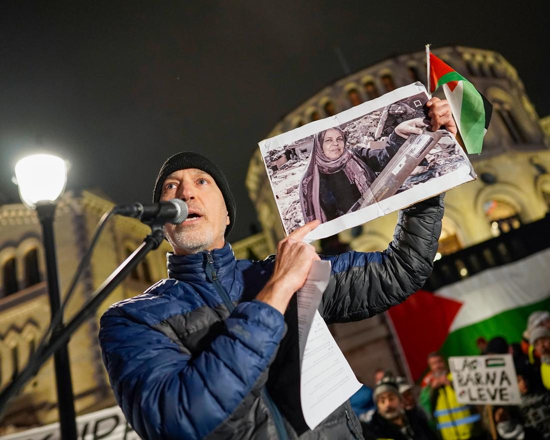 PROTEST: Yonatan Shapira holdt appell under en demonstrasjon mot krigføringen på Gaza i Oslo i helga.
