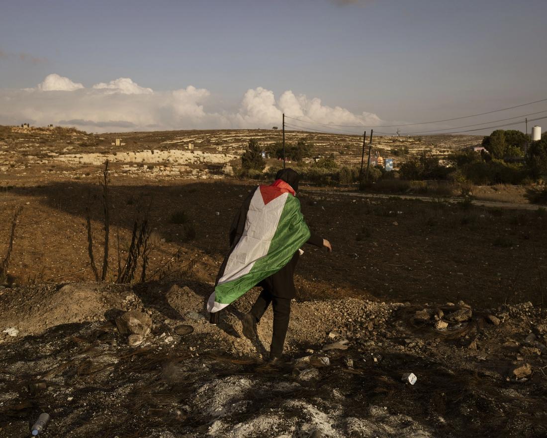 PROTEST: Palestinere på Vestbredden tar til gatene i solidaritet med landsmenn i Gaza. Det koster dem dyrt.